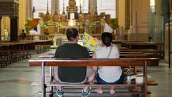 Tourist's church clothing hack leaves travelers sharply divided over sacred-site etiquette Optometrist Canberra